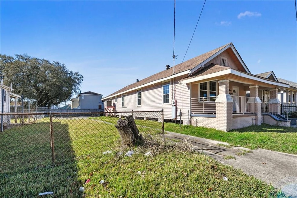 Side view with the lot that is included