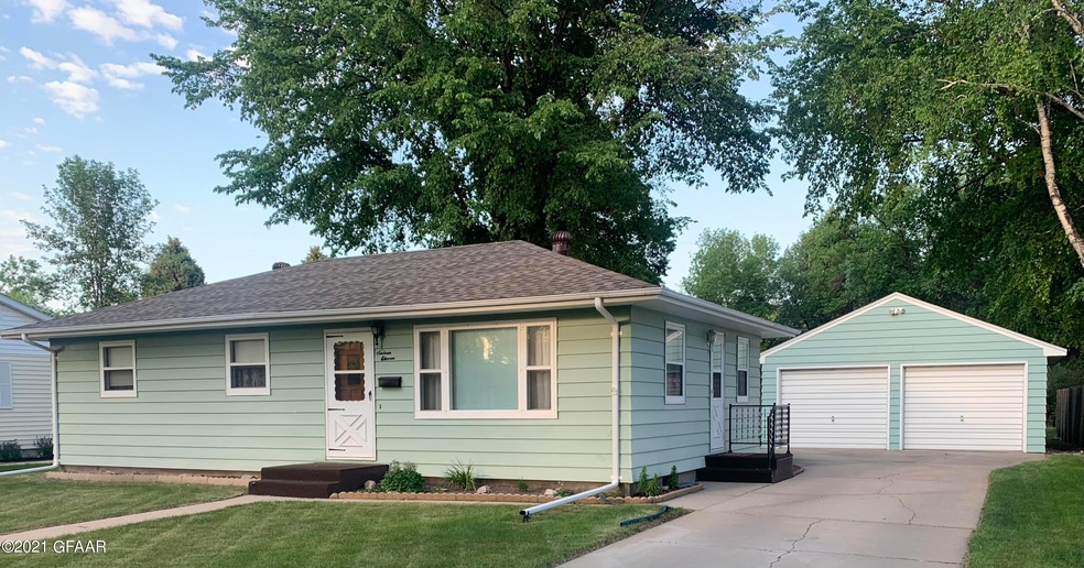 1611 S 16th St, Grand Forks, ND 58201 - photo 1