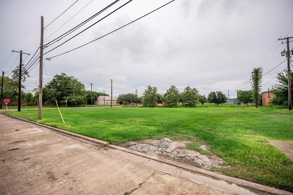 2021 Avenue H, Bay City, TX 77414 - photo 1