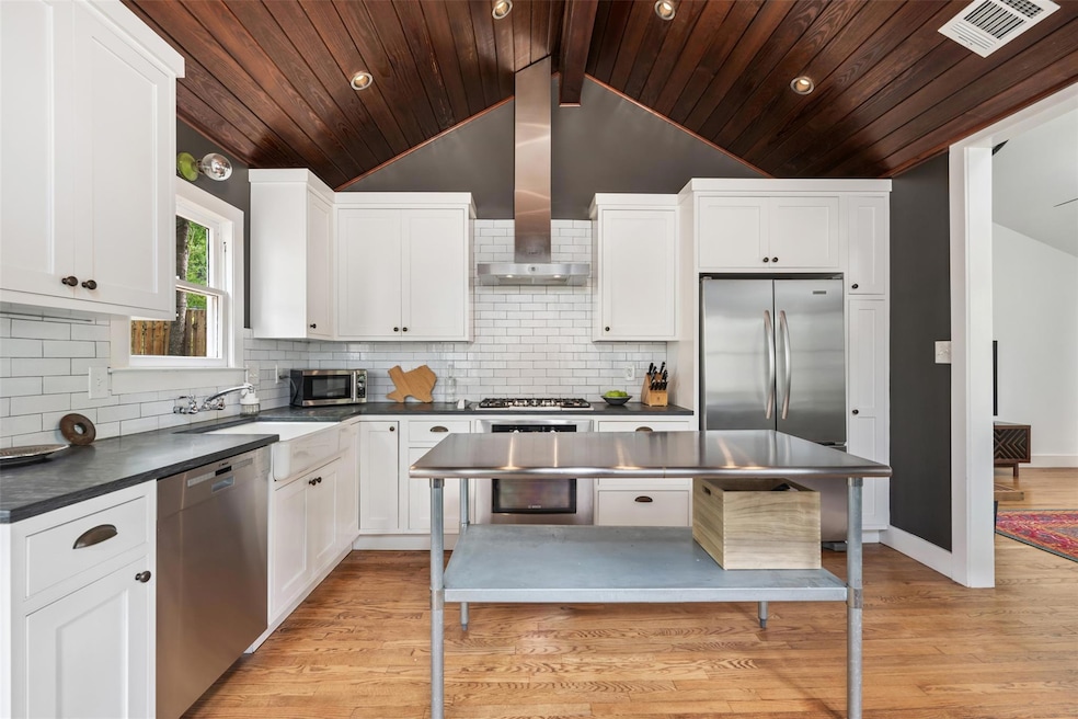 Kitchen with appliances with stainless steel fini