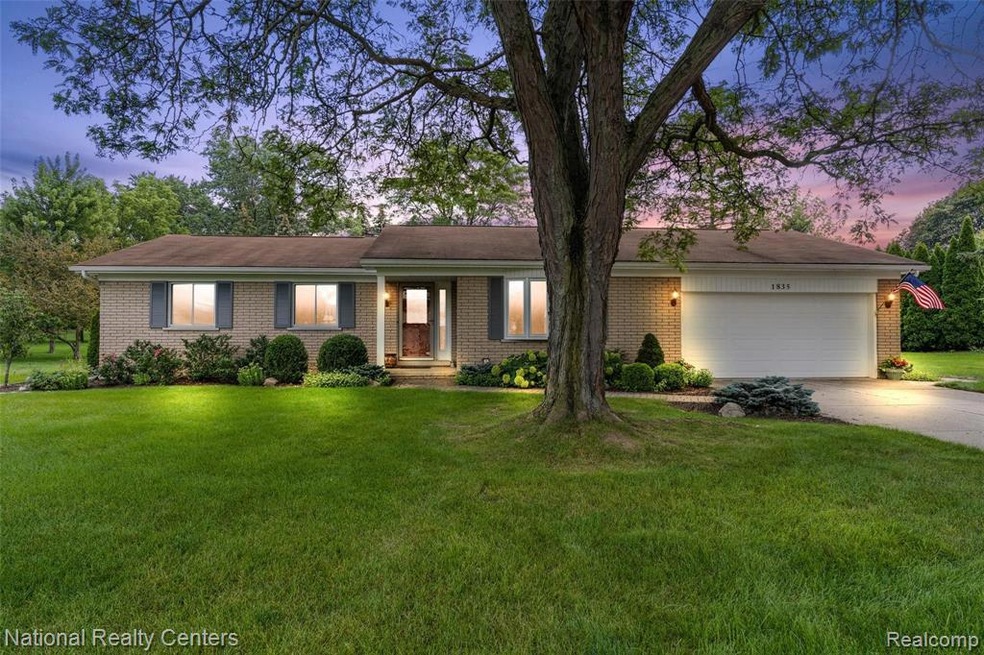 1835 Spring Grove Rd, Bloomfield Hills, MI 48304 - photo 1