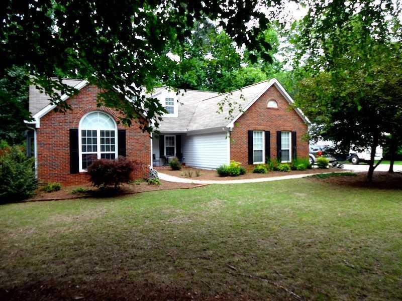 Exterior Front. Welcome home to this private ranch
