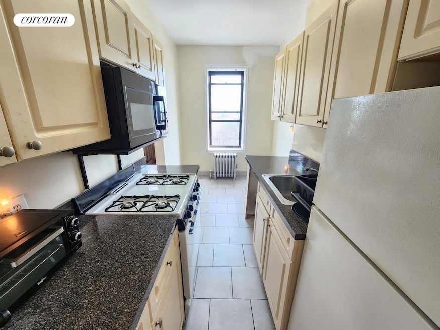Brady Court unit 621, Bronx, NY 10462 - photo 1