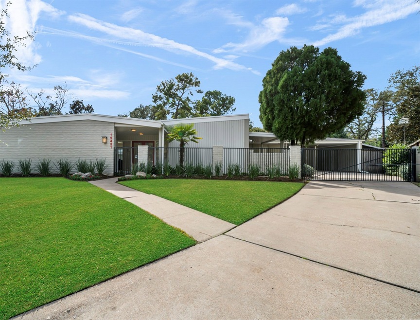 12431 Woodthorpe Ln, Houston, TX 77024 - photo 1