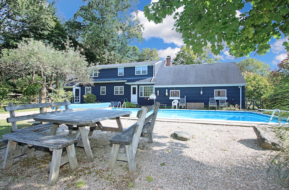 8 Taunton Lake Dr, Newtown, CT 06470 - photo 1