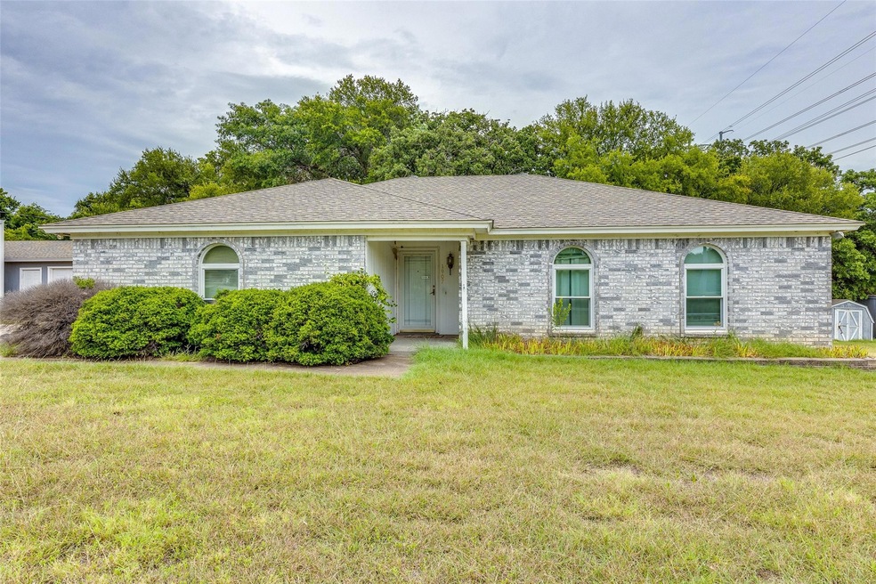 Ranch-style house with a front yard