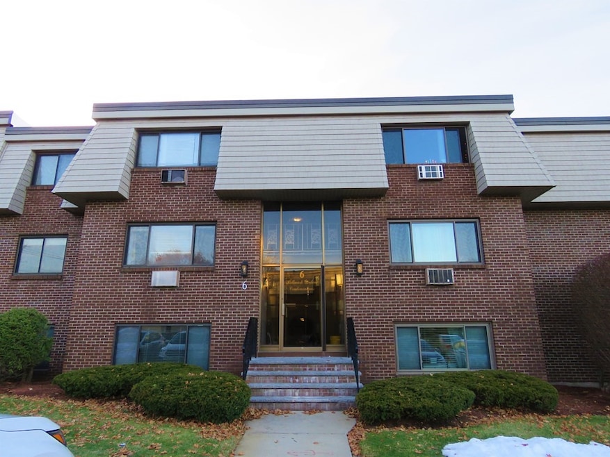 6 Hallmark Gardens unit 4, Burlington, MA 01803 - photo 1