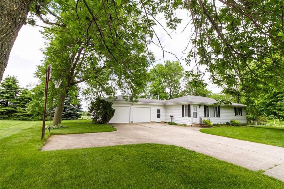 308 Maple St, Center Point, IA 52213 - photo 1