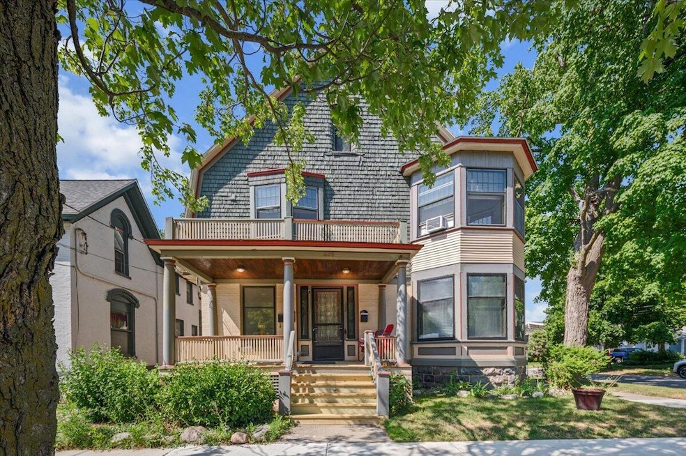 335 Crescent St NE, Grand Rapids, MI 49503 - photo 1