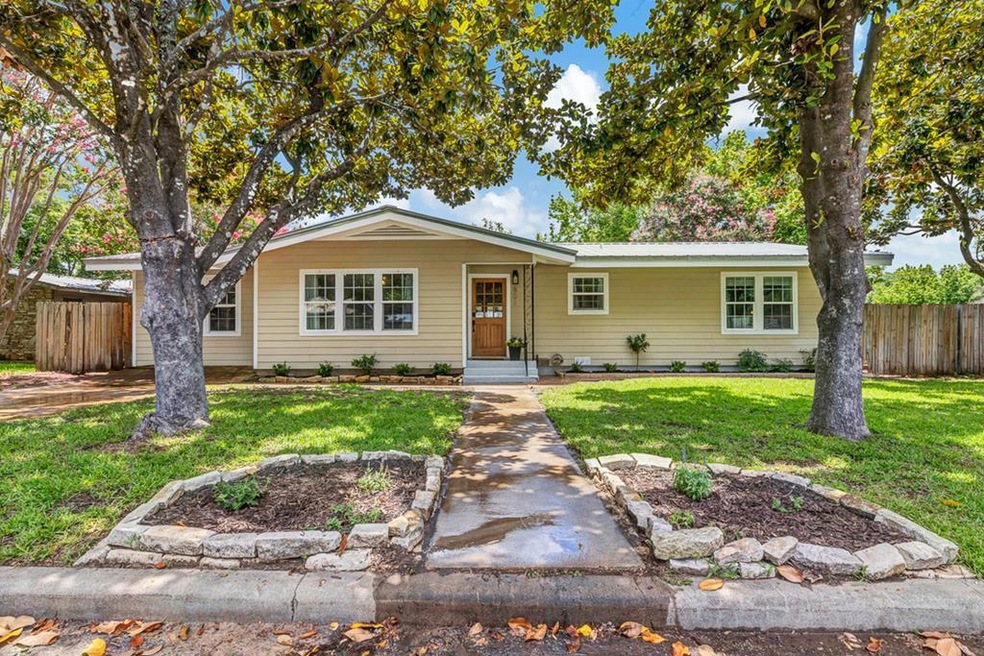 801 N Edison St, Fredericksburg, TX 78624 - photo 1