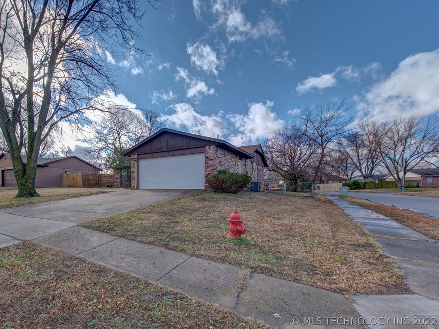 1688 S Sycamore Ave, Broken Arrow, OK 74012 - photo 1