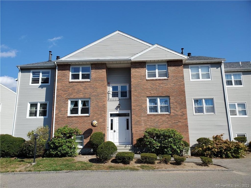 61 Carriage Dr unit 61, Milford, CT 06460 - photo 1