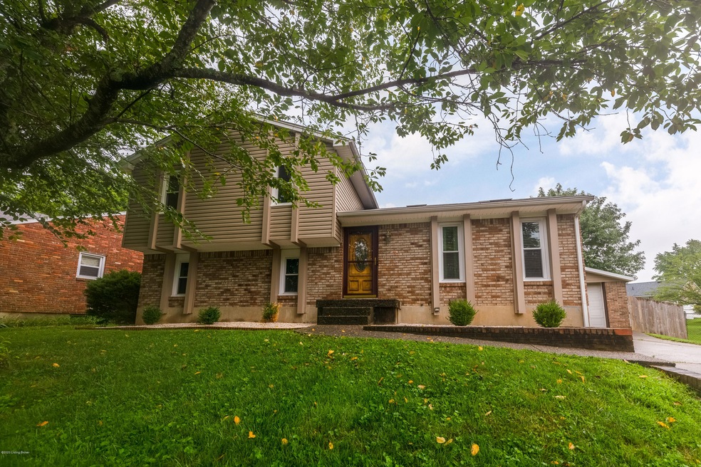 6902 Roseborough Ct, Louisville, KY 40228 - photo 1