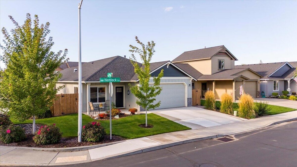 2920 NW Hemlock Ln, Redmond, OR 97756 - photo 1