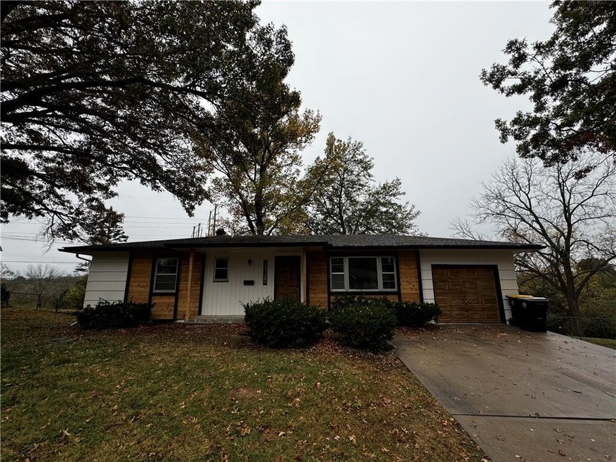 11416 Myrtle Ave, Kansas City, MO 64137 - photo 1