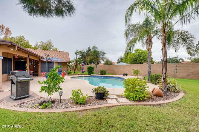 large back yard with no rear neighbor
