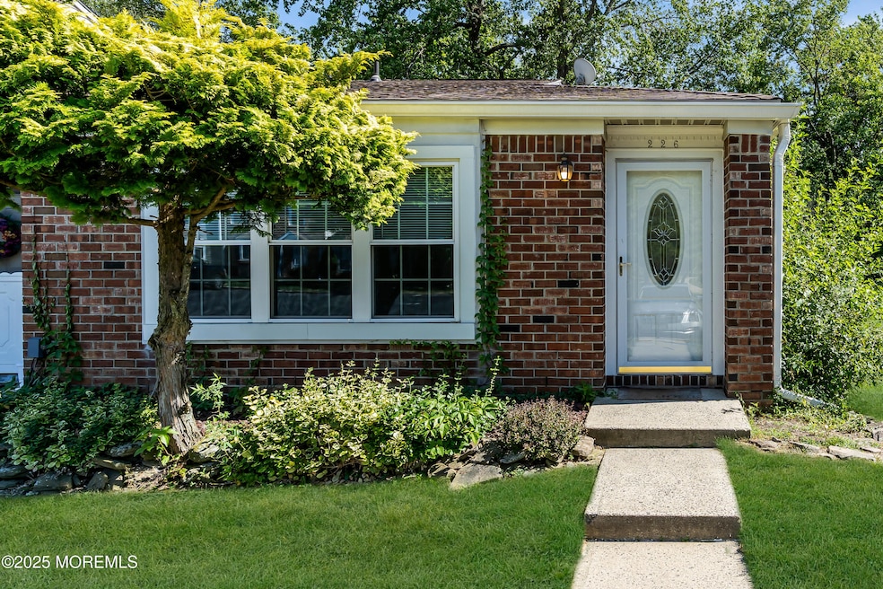 226 Chaucer Ct, Old Bridge, NJ 08857 - photo 1