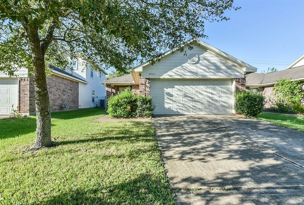 8903 Doak Ln, Houston, TX 77075 - photo 1