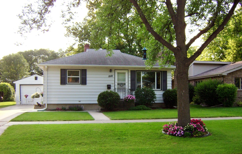 1010 S 11th St, Grand Forks, ND 58201 - photo 1