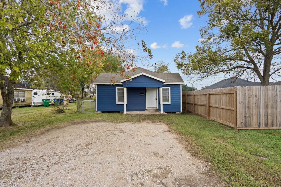 419 N Parrish St, Angleton, TX 77515 - photo 1