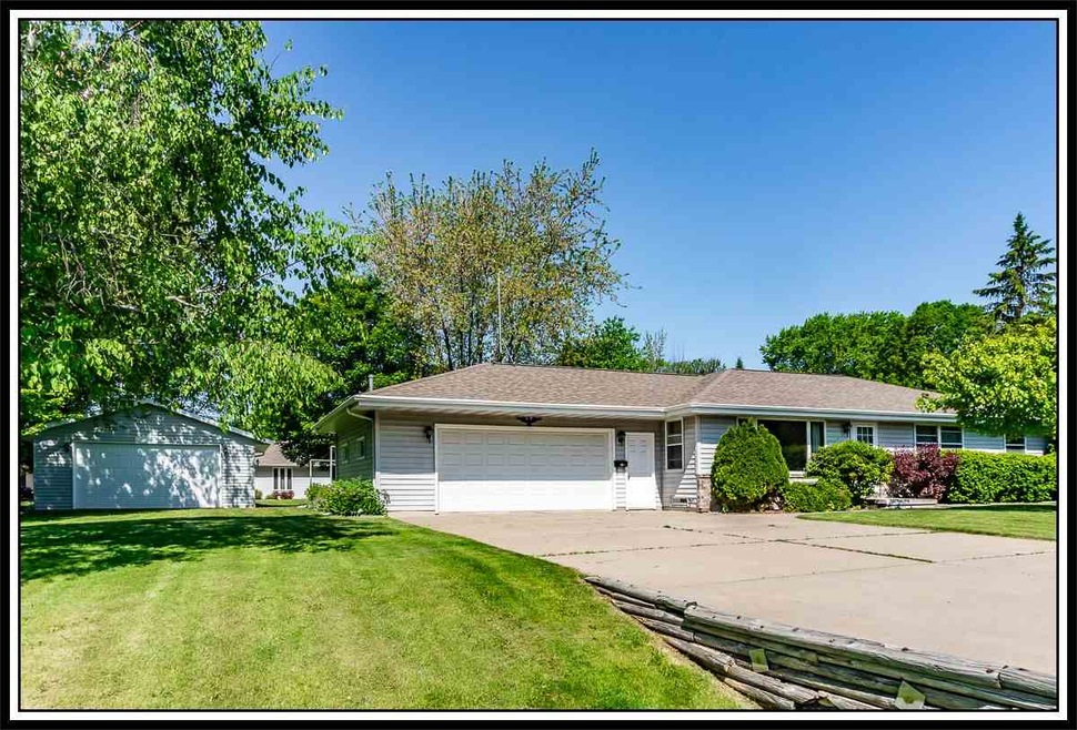 1501 N Lynndale Dr, Appleton, WI 54914 - photo 1
