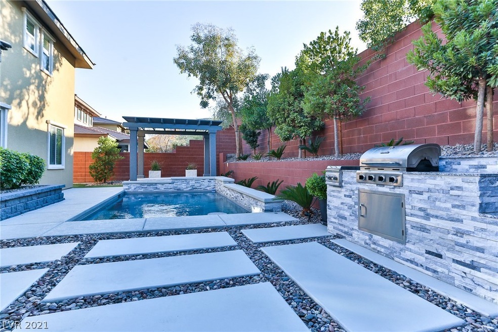 BEUTIFUL Backyard with pool and builtin bbq
