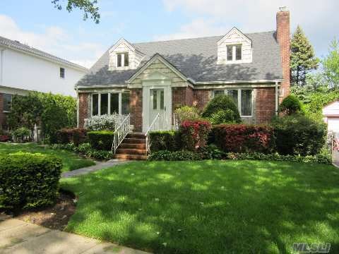 112 Sperry Blvd, New Hyde Park, NY 11040 - photo 1