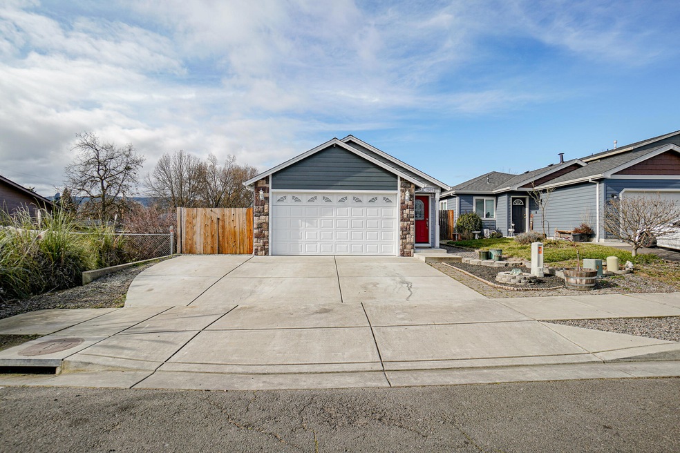 1209 Crown Ave, Central Point, OR 97502 - photo 1