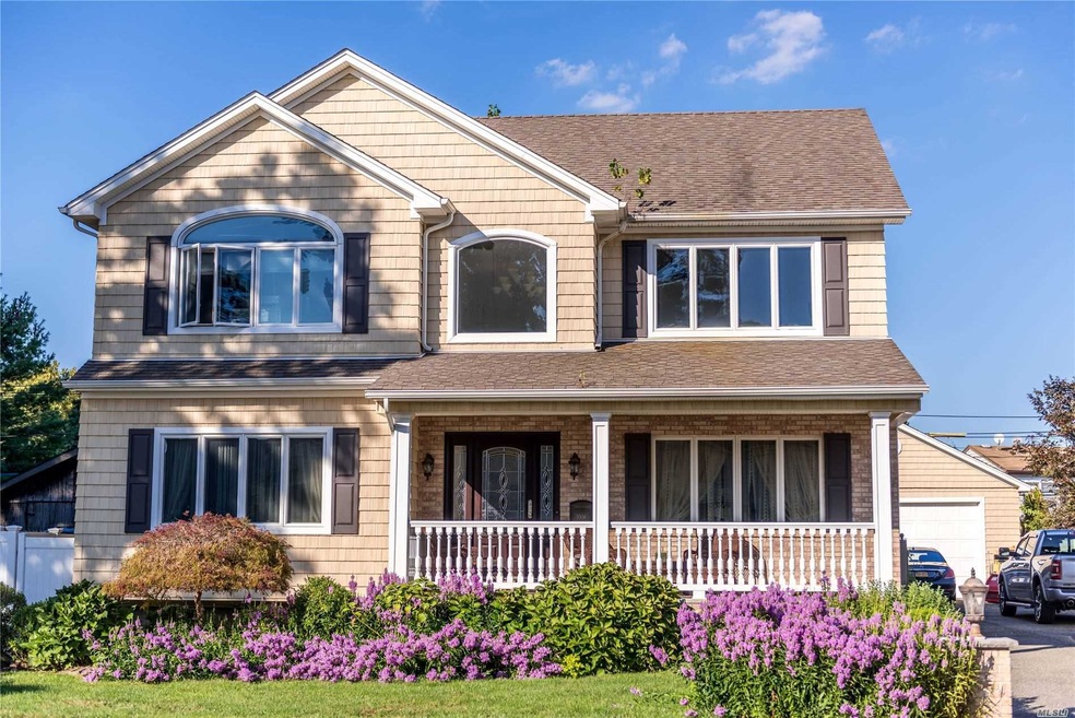 1016 Park Ln N, Franklin Square, NY 11010 - photo 1