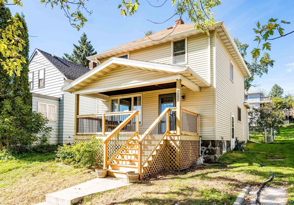 View of front facade with a front yard