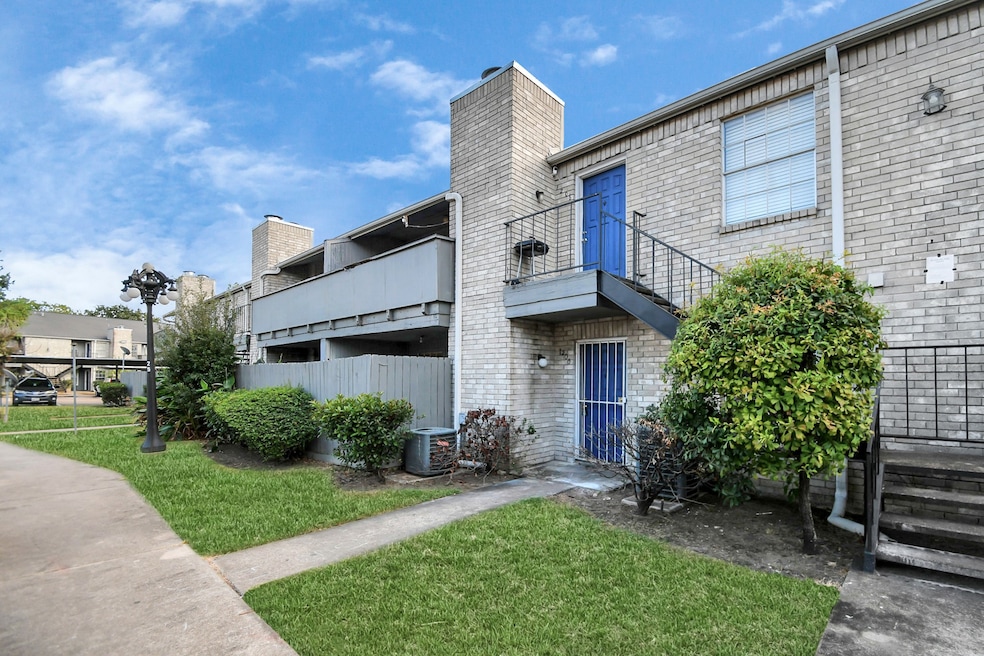 9700 Leawood Blvd unit 1205, Houston, TX 77099 - photo 1