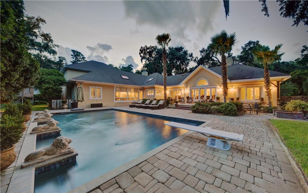 Fabulous salt water pool with fountains
