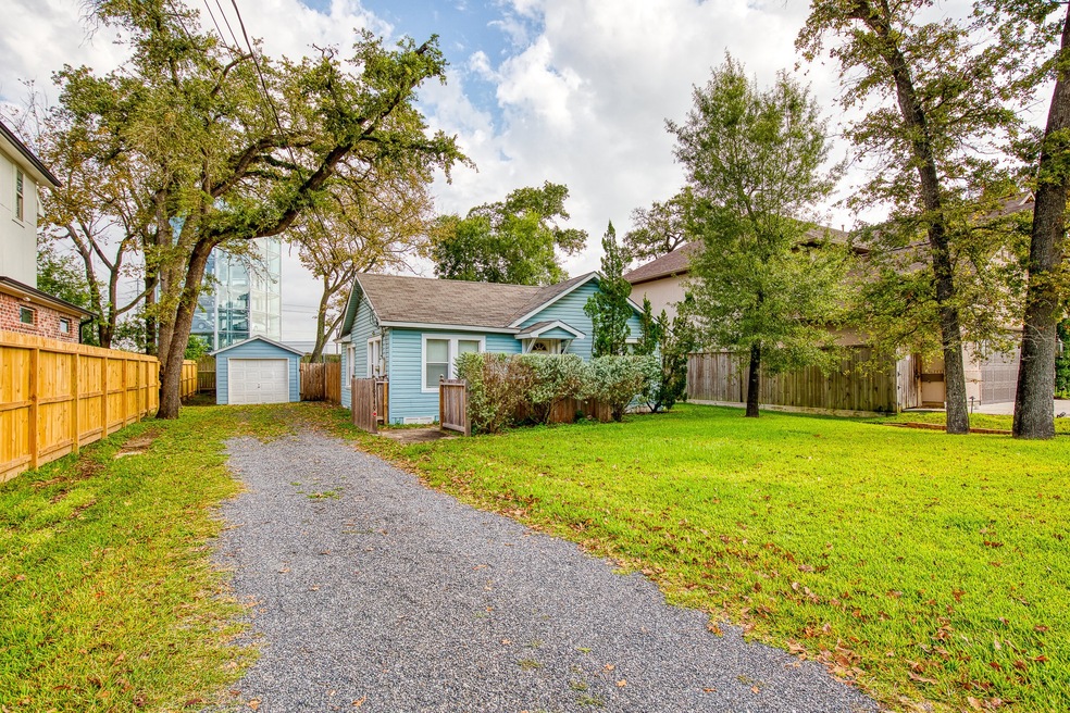 10940 Lasso Ln, Houston, TX 77079 - photo 1