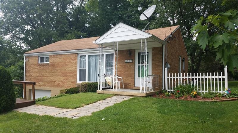 Lovely brick ranch home in Center township.
