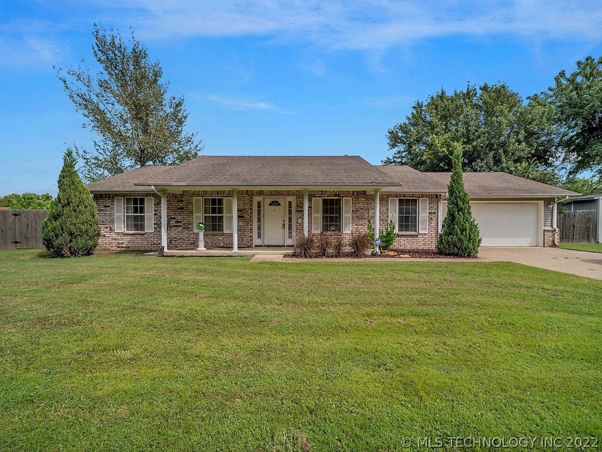 122 N 2nd St, Chouteau, OK 74337 - photo 1