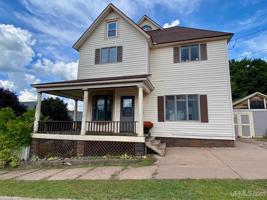 802 N Pine St, Ishpeming, MI 49849 - photo 1