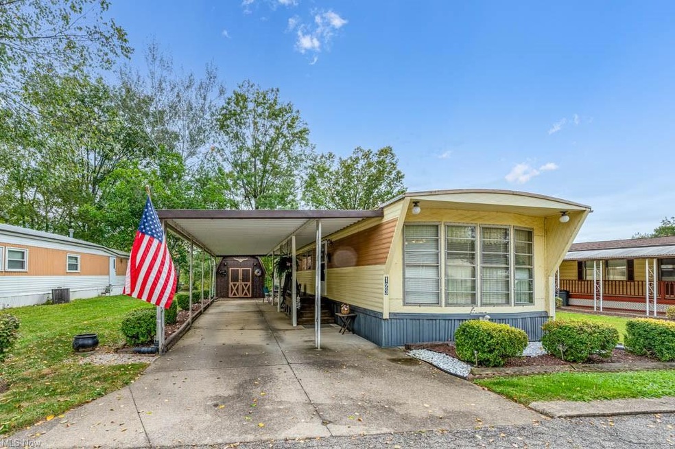 Manufactured / mobile home with central AC, a fron