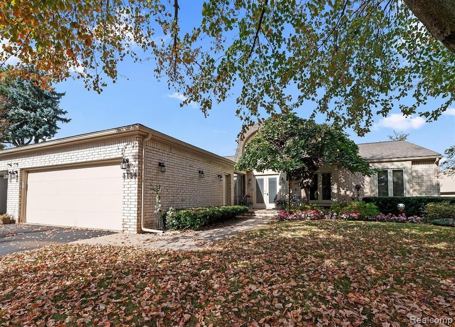 5129 Woodlands Ln, Bloomfield Hills, MI 48302 - photo 1