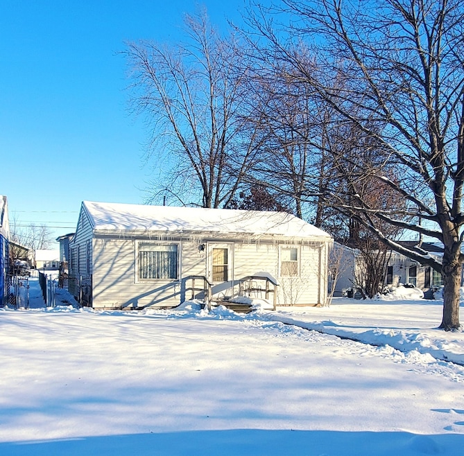 172 N Jackson Ave, Bradley, IL 60915 - photo 1