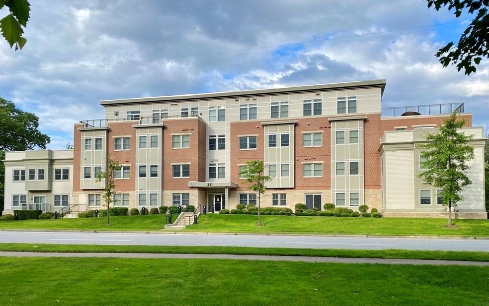 321 Hammond Pond Pkwy unit 401, Chestnut Hill, MA 02467 - photo 1