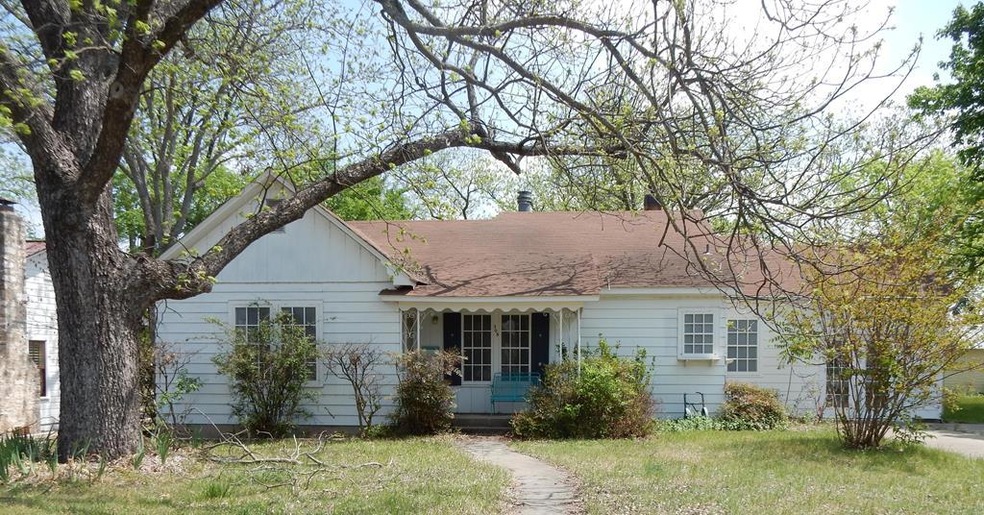 305 S Washington St, Fredericksburg, TX 78624 - photo 1