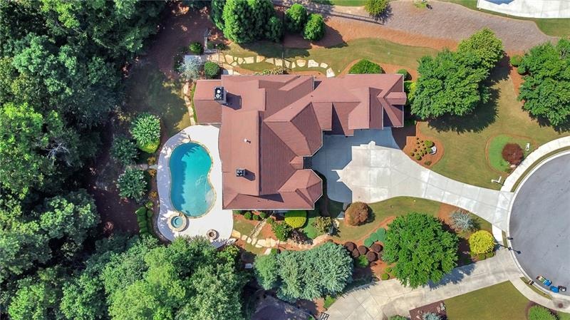 Spectacular private lot, close to everything.