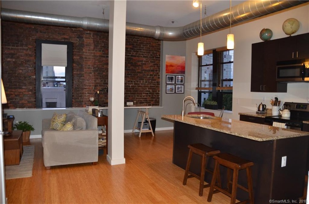 OPEN CONCEPT KITCHEN AND ENTERTAINING AREA