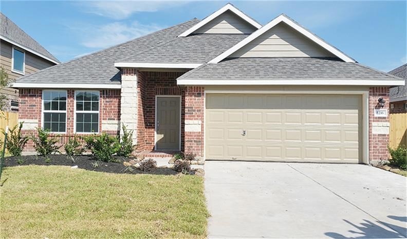 1216 Quarterhorse Dr, Alvin, TX 77511 - photo 1