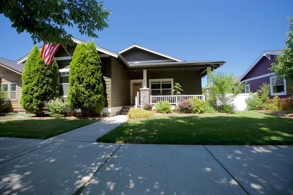 1619 NW Hickory Place, Redmond, OR 97756 - photo 1