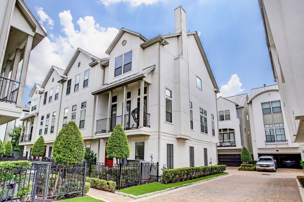 Beautiful light and bright corner location in wond