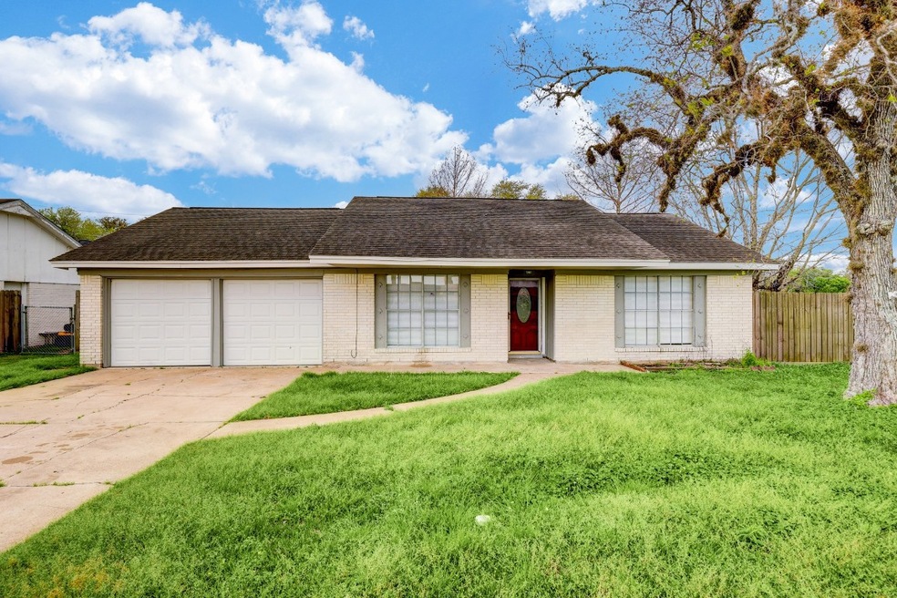 1013 Stadium Dr, Alvin, TX 77511 - photo 1