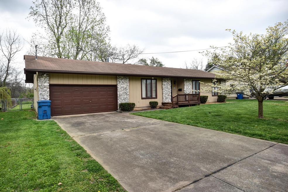 1046 S Peach Tree Ave-41