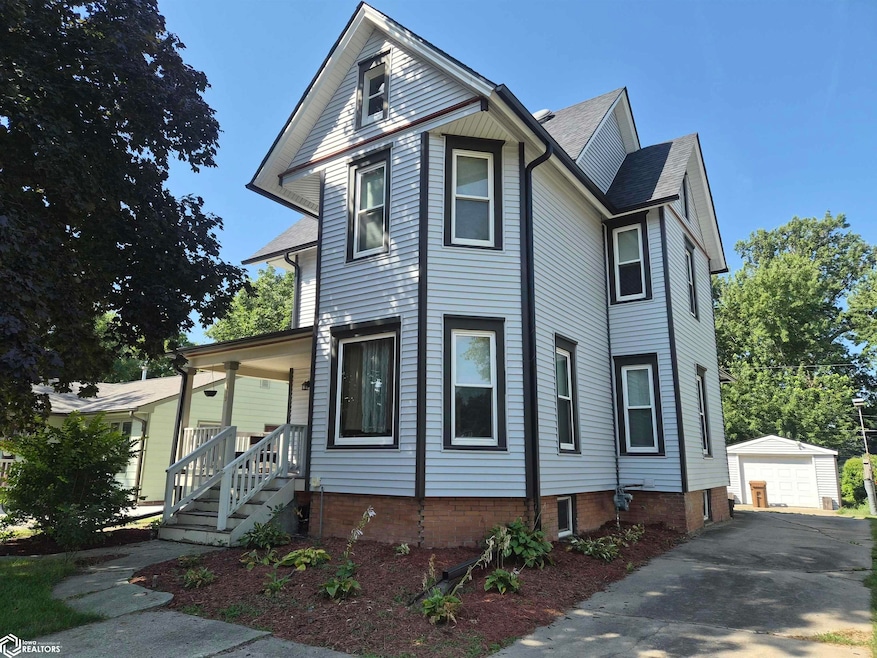 1419 West St, Grinnell, IA 50112 - photo 1