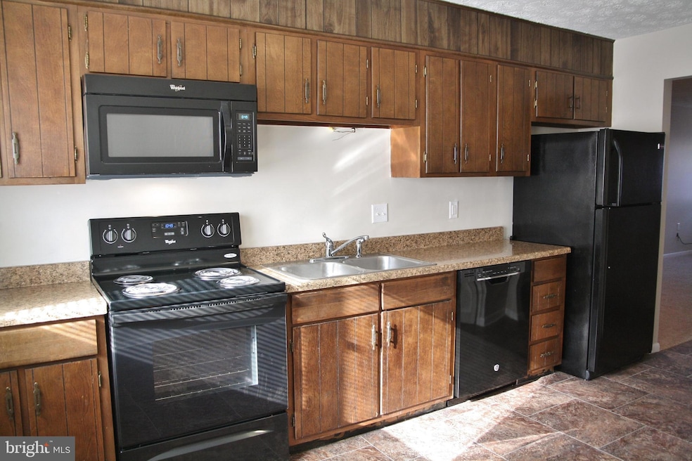 6007 Willow Spring Rd unit D, Harrisburg, PA 17111 - photo 1